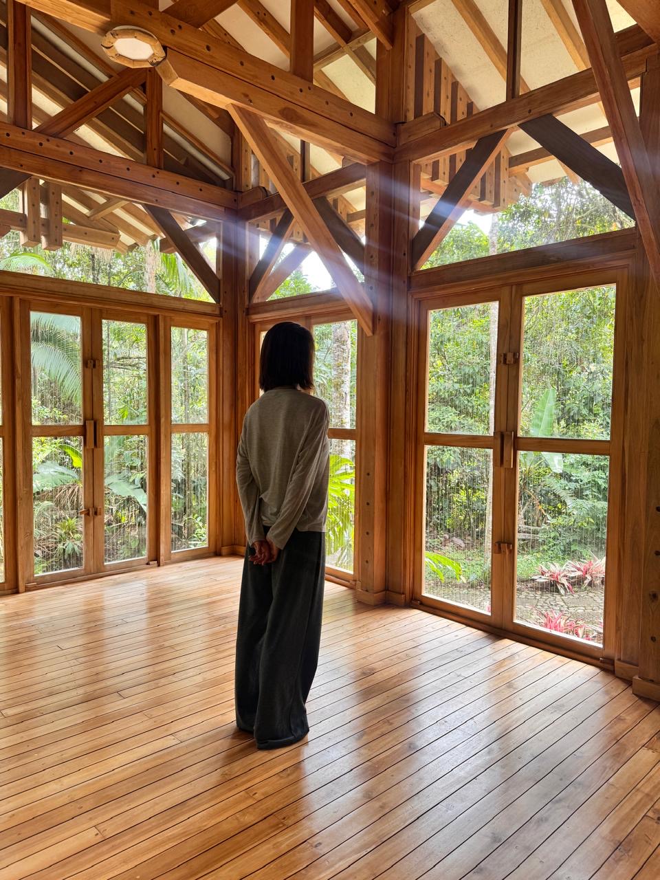 Estructura de madera con luz natural