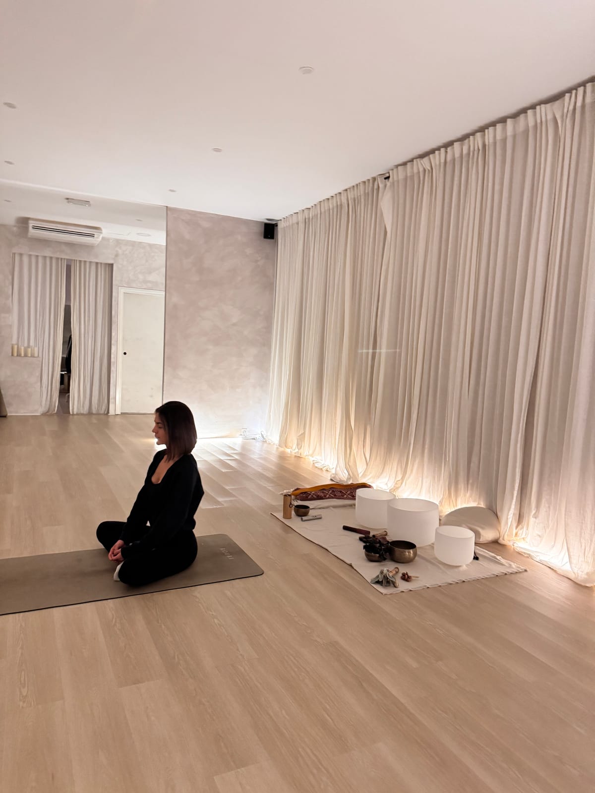 Sala de meditación con cuencos de cuarzo